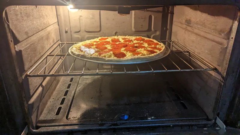 La pizza en el horno.