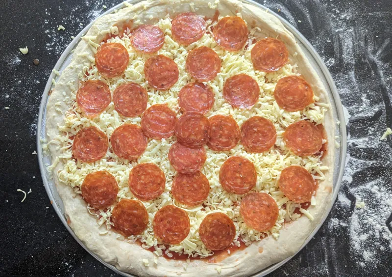 La pizza antes de meterla al horno.
