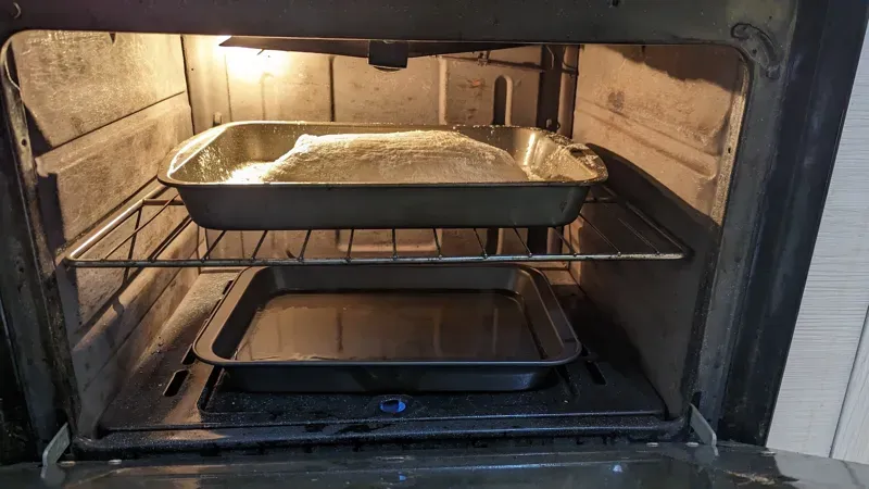 Pan en el horno con agua en otro nivel